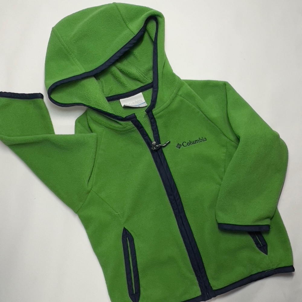 Columbia 2T Green Child’s Lightweight Hooded Jacket. Front pockets